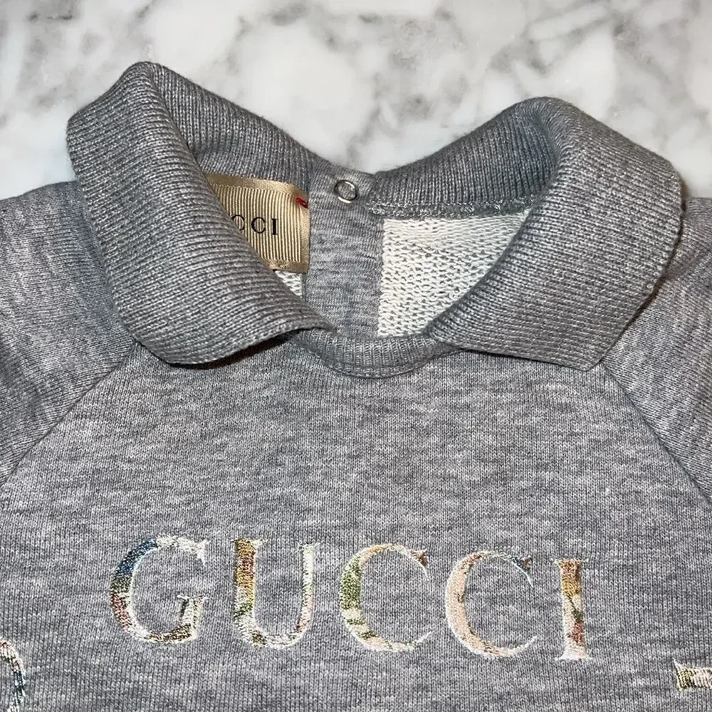NWOT GUCCI GREY COTTON LOGO BABY SHORTIE 3/6M